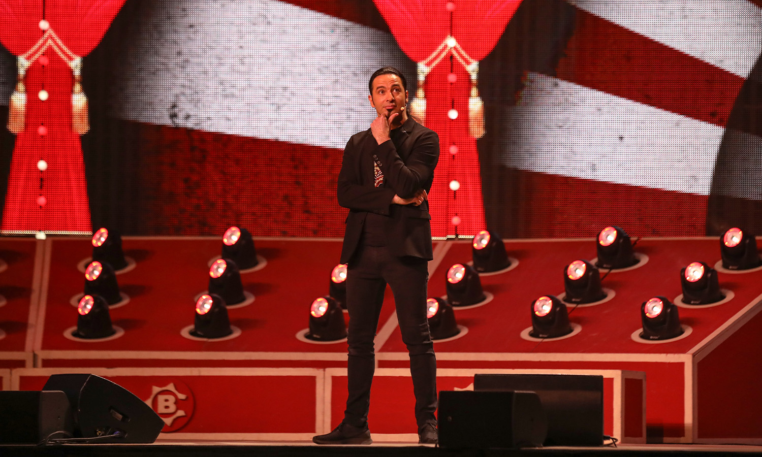 Comedian Bülent Ceylan steht gut gelaunt auf der Bühne der SAP Arena und bringt sein Publikum lautstark zum Lachen.