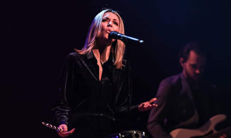 Ella Endlich singt mit ihrer Band auf der Bühne im Rosengarten Mannheim