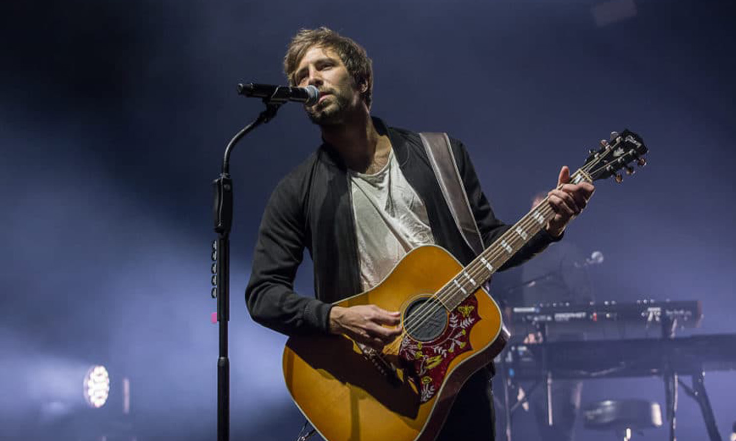 Max Giesinger steht bei seinem Konzert in der Jahrhunderthalle Frankfurt auf der Bühne
