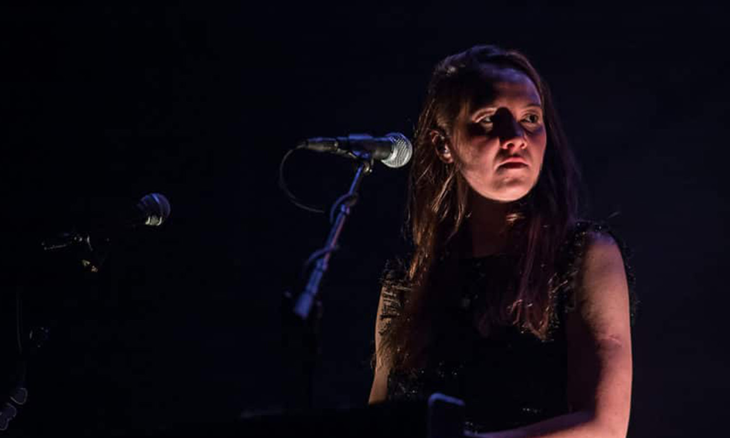 Sophie Hunger steht bei ihrem Konzert im Schlachthof Wiesbaden auf der Bühne