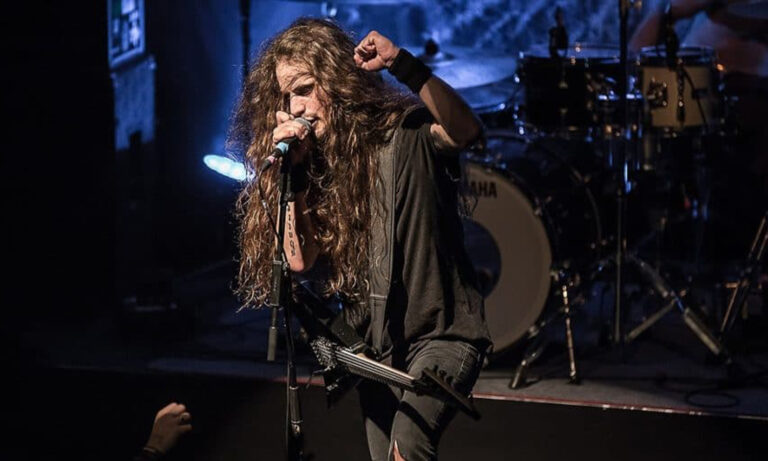 Dust Bolt spielen ein energiegeladenes Thrash-Metal-Konzert auf der Bühne