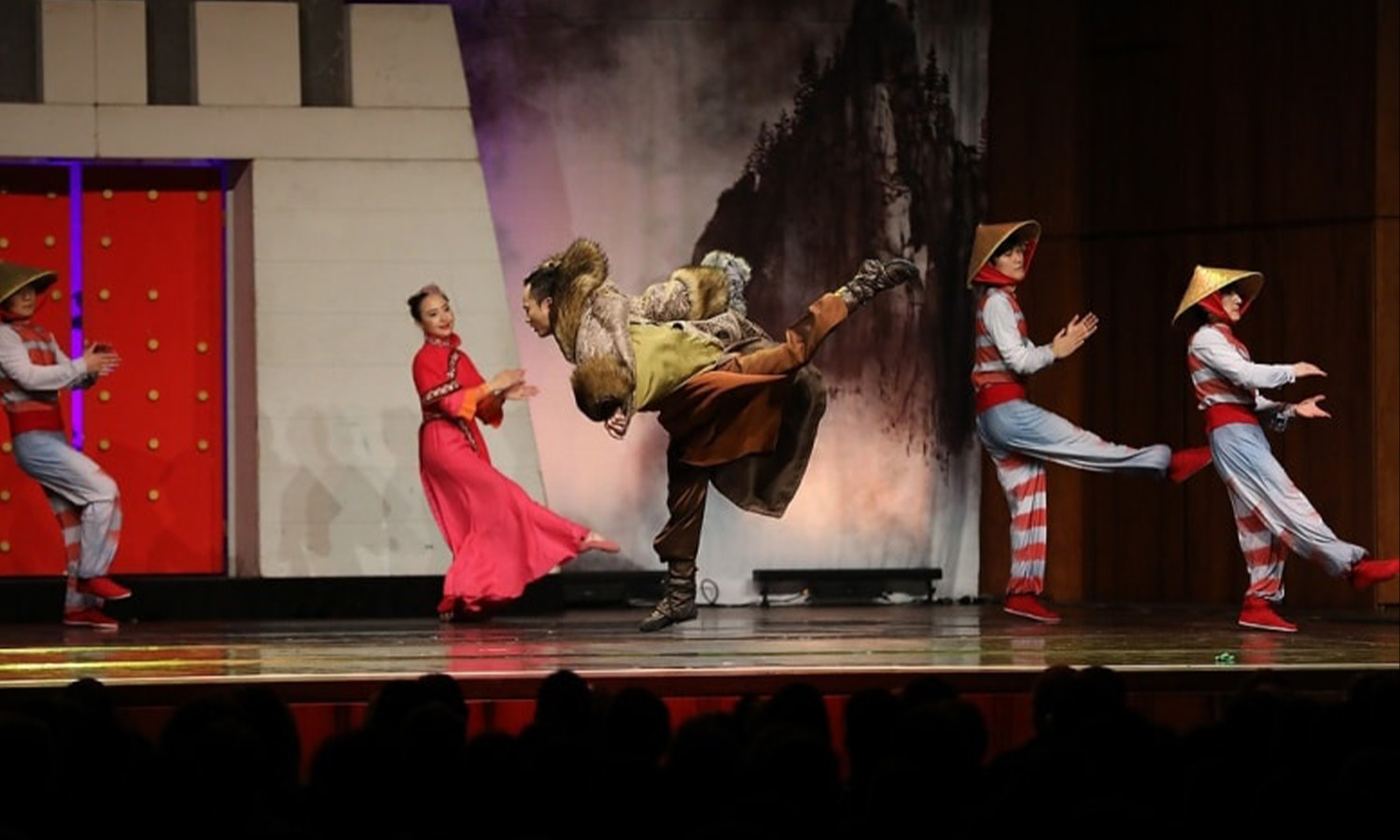 Artisten des Chinesischen Nationalcircus zeigen akrobatische Höchstleistungen auf der Bühne des Rosengartens in Mannheim.