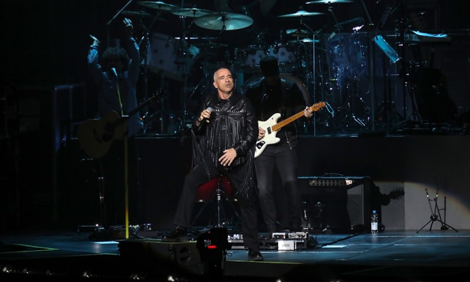 Eros Ramazzotti während seiner Vita Ce N’è Tour 2019 in der SAP Arena Mannheim auf der Bühne