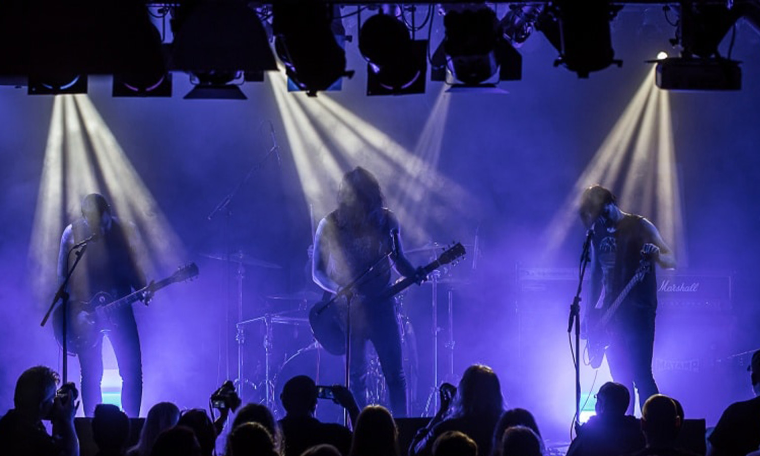 Die Musiker von Mantar stehen sich auf der Bühne des Colos-Saals in Aschaffenburg gegenüber und spielen kraftvollen Metal.