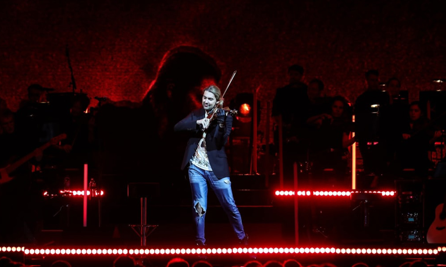 Stargeiger David Garrett spielt hochkonzentriert und leidenschaftlich auf seiner Violine in der SAP Arena Mannheim.