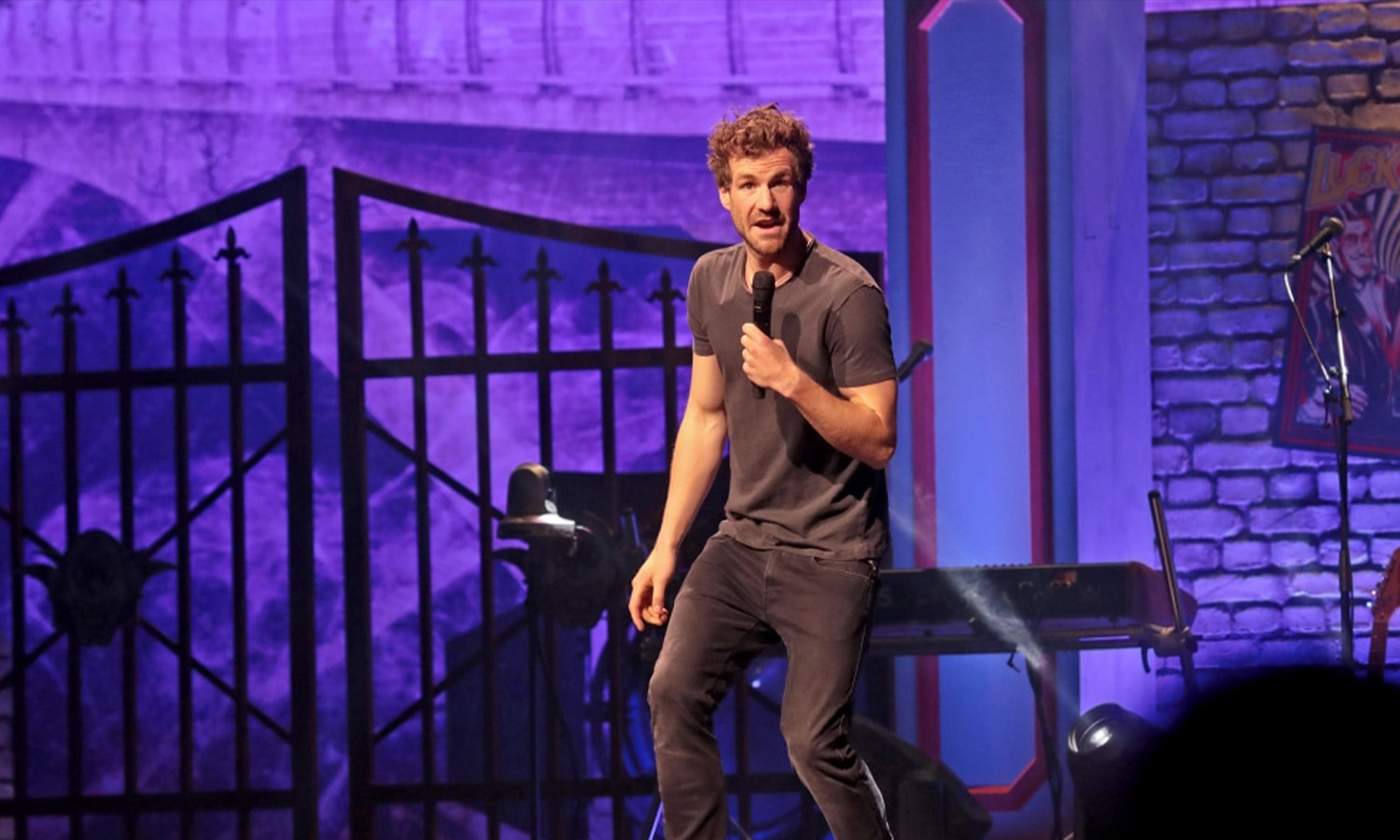 Comedian Luke Mockridge steht energiegeladen auf der Bühne der SAP Arena in Mannheim.