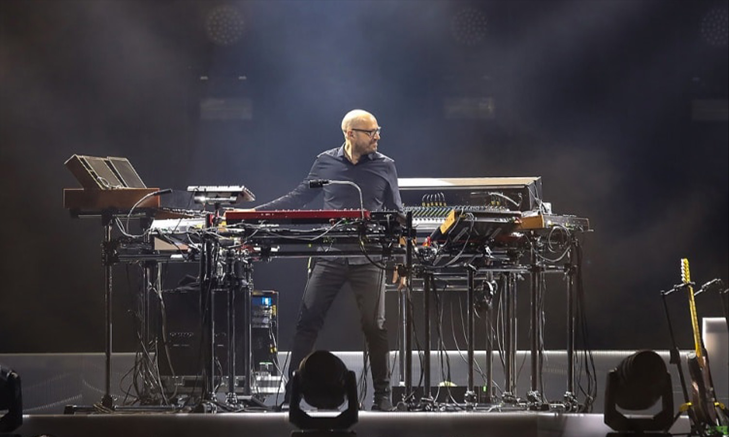 Eine spektakuläre, farbenfrohe Lichtshow hüllt die Bühne in der SAP Arena Mannheim während des Konzerts von SCHILLER ein.