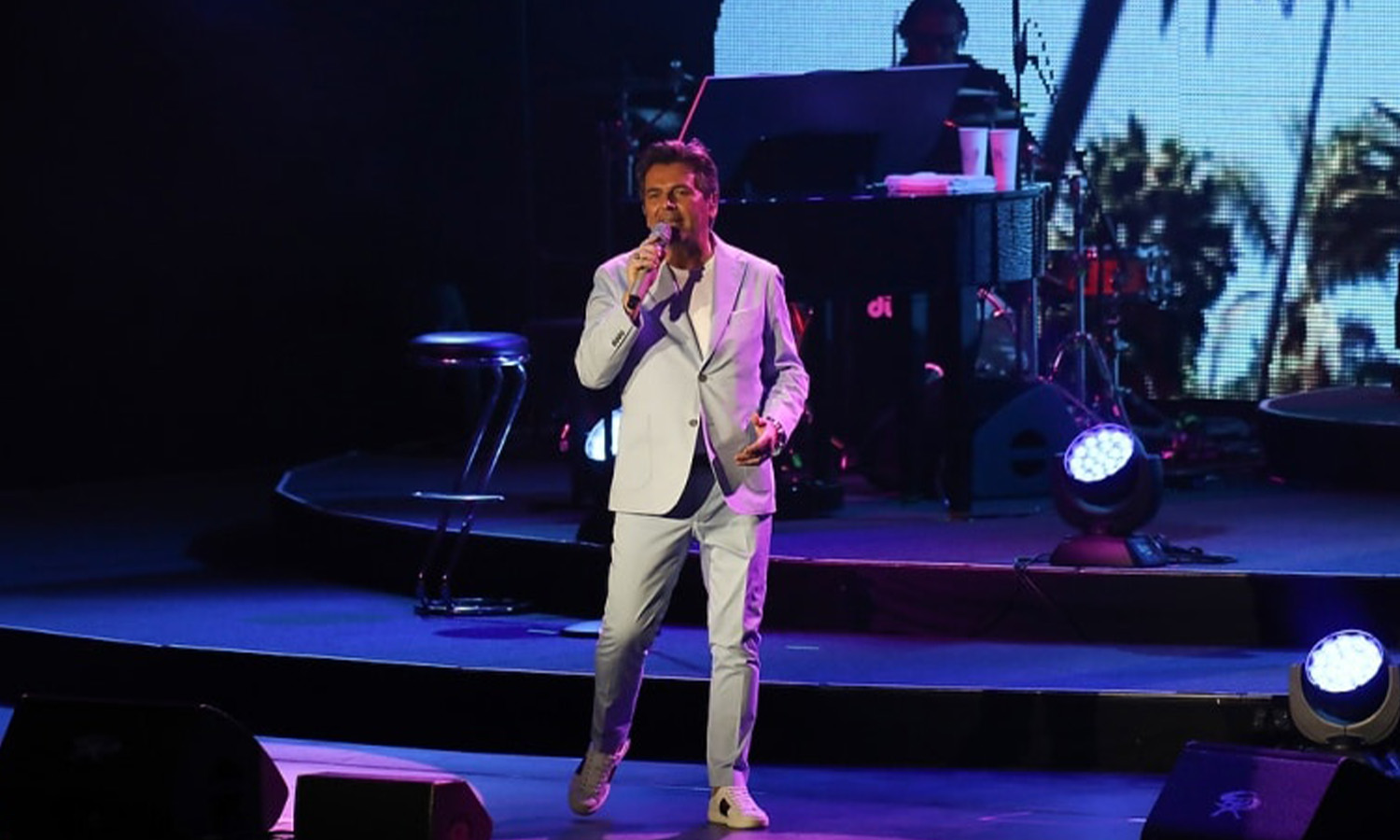 Thomas Anders performt charmant und gut gelaunt auf der Bühne der Jahrhunderthalle Frankfurt.