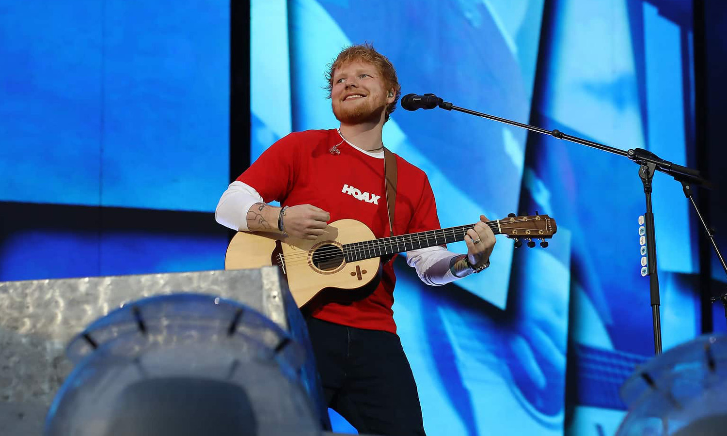 Ed Sheeran mit Gitarre auf der Bühne beim Konzert am Hockenheimring 2019
