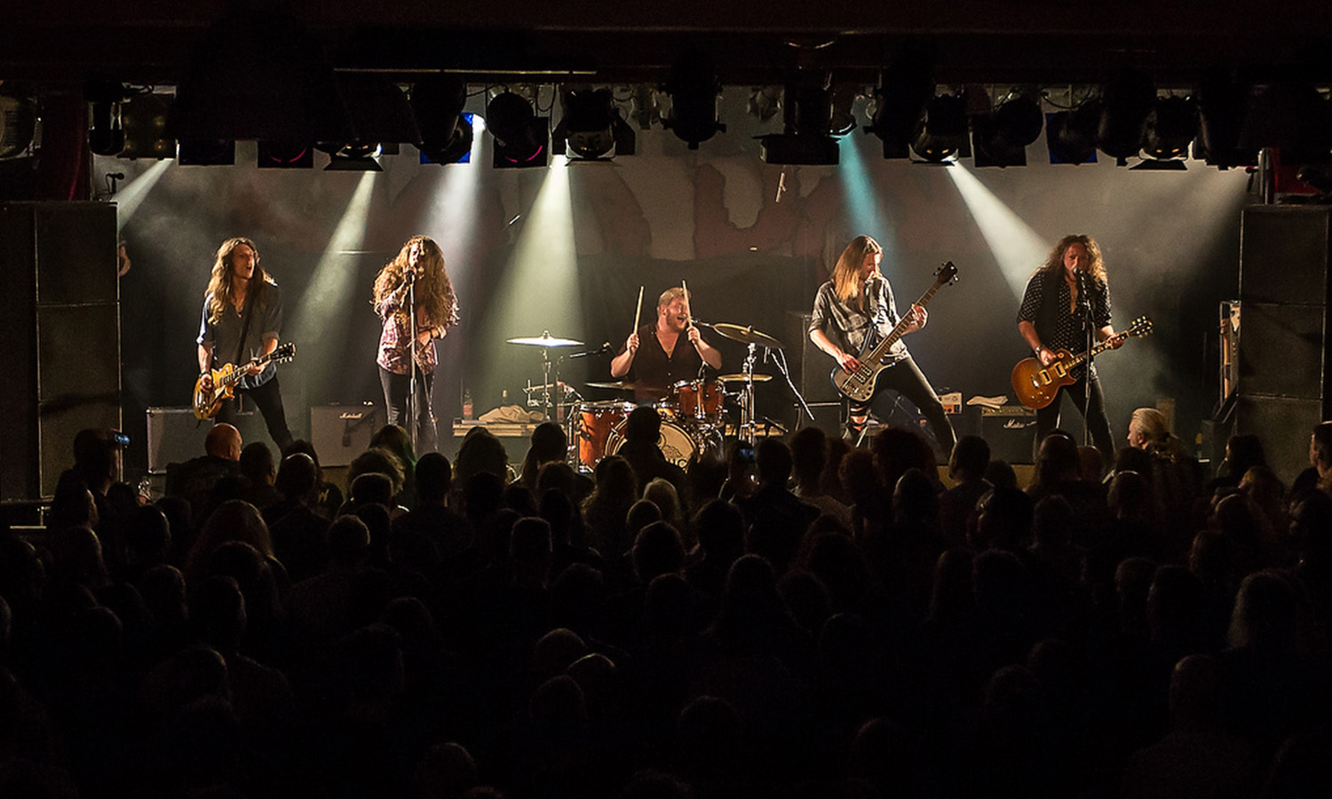 Die Band Skid Row performt energiegeladen auf der Bühne des Colos-Saals in Aschaffenburg.
