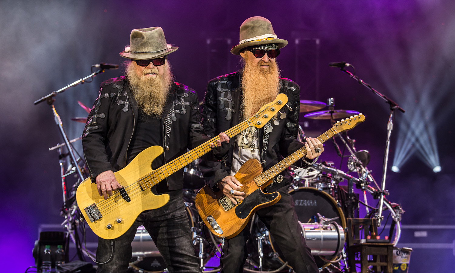 Die Band ZZ Top performt live mit ihren ikonischen Bärten und Gitarren auf der Bühne.