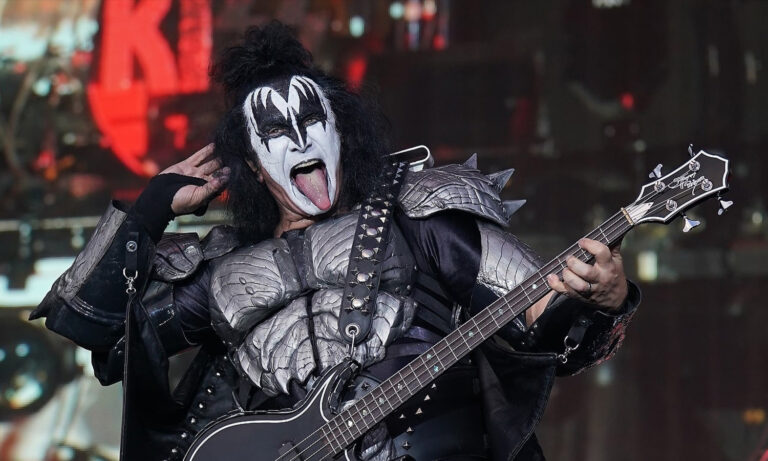 KISS live bei der End Of The Road World Tour 2019 in Iffezheim mit spektakulärer Bühnenshow und ikonischem Bühnenoutfit