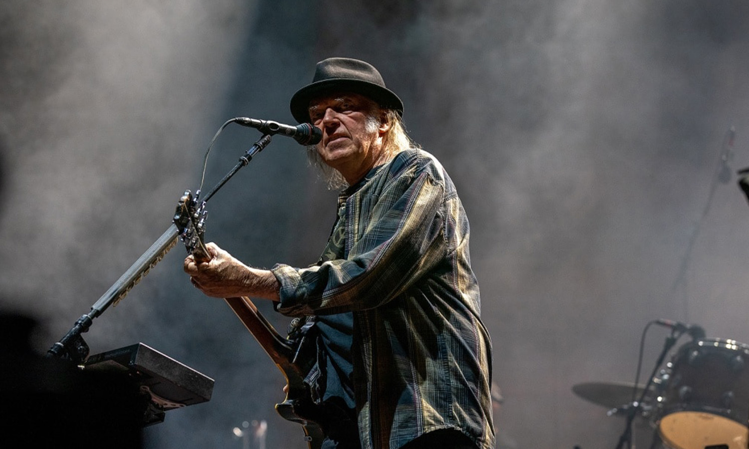 Neil Young mit Gitarre beim Konzert in der SAP Arena Mannheim