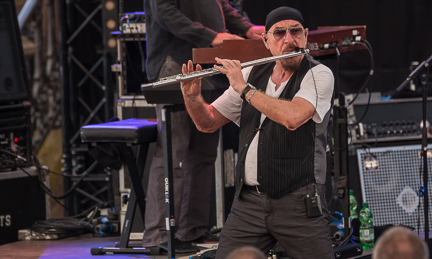 Jethro Tull-Bandleader Ian Anderson mit seiner Querflöte bei seinem Open-Air-Konzert im Amphitheater Hanau