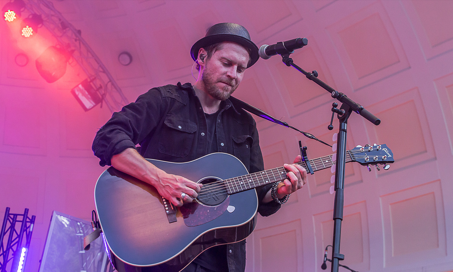 Johannes Oerding bei seinem Open-Air-Konzert auf der Kurparkbühne Wiesbaden