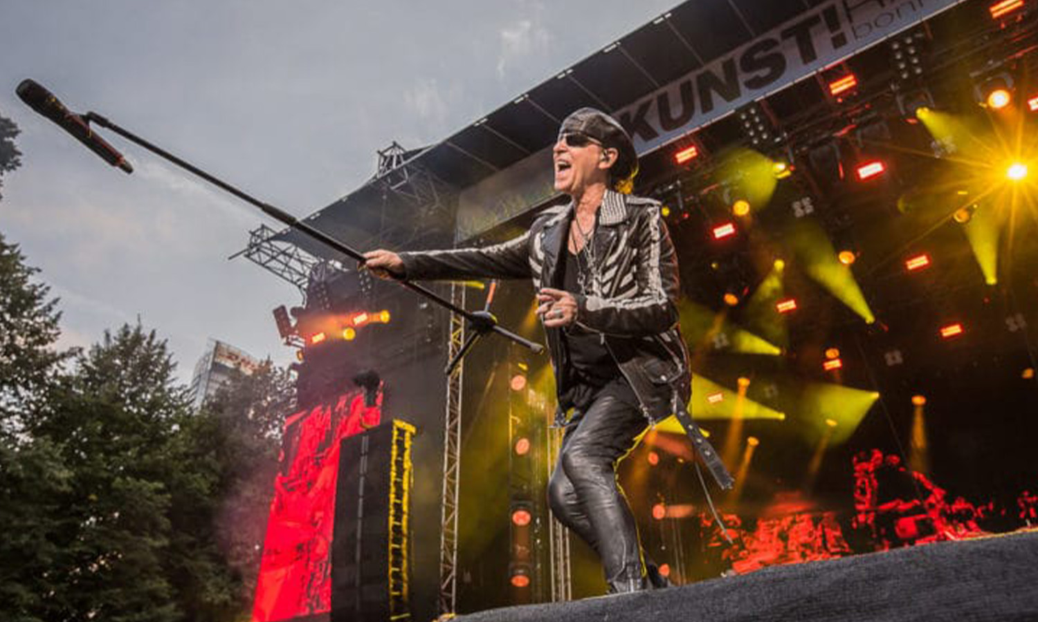 Klaus Meine und die Scorpions performen energiegeladen vor tausenden Fans auf dem KunstRasen in Bonn.