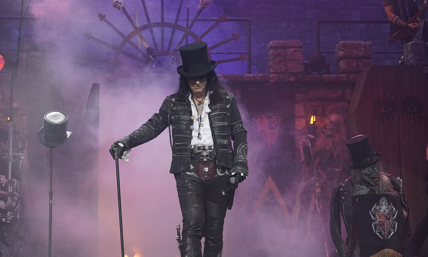 Schock-Rocker Alice Cooper performt live mit Zylinder und Mikrofon auf der Bühne der SAP Arena in Mannheim.