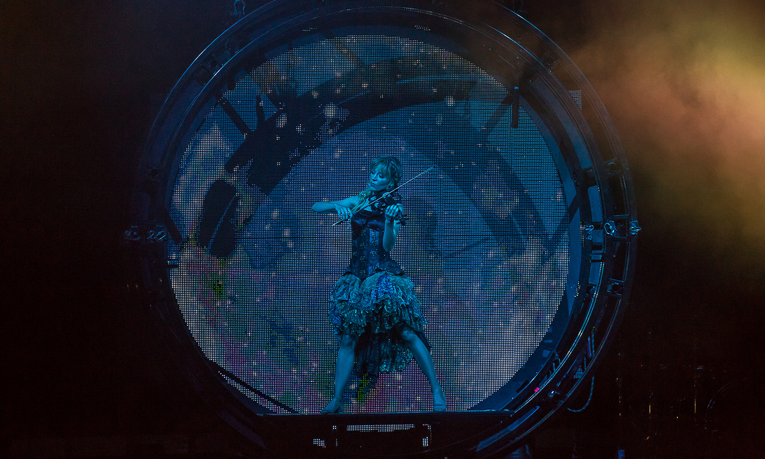 Lindsey Stirling spielt Violine und tanzt bei ihrem Konzert in der Jahrhunderthalle Frankfurt