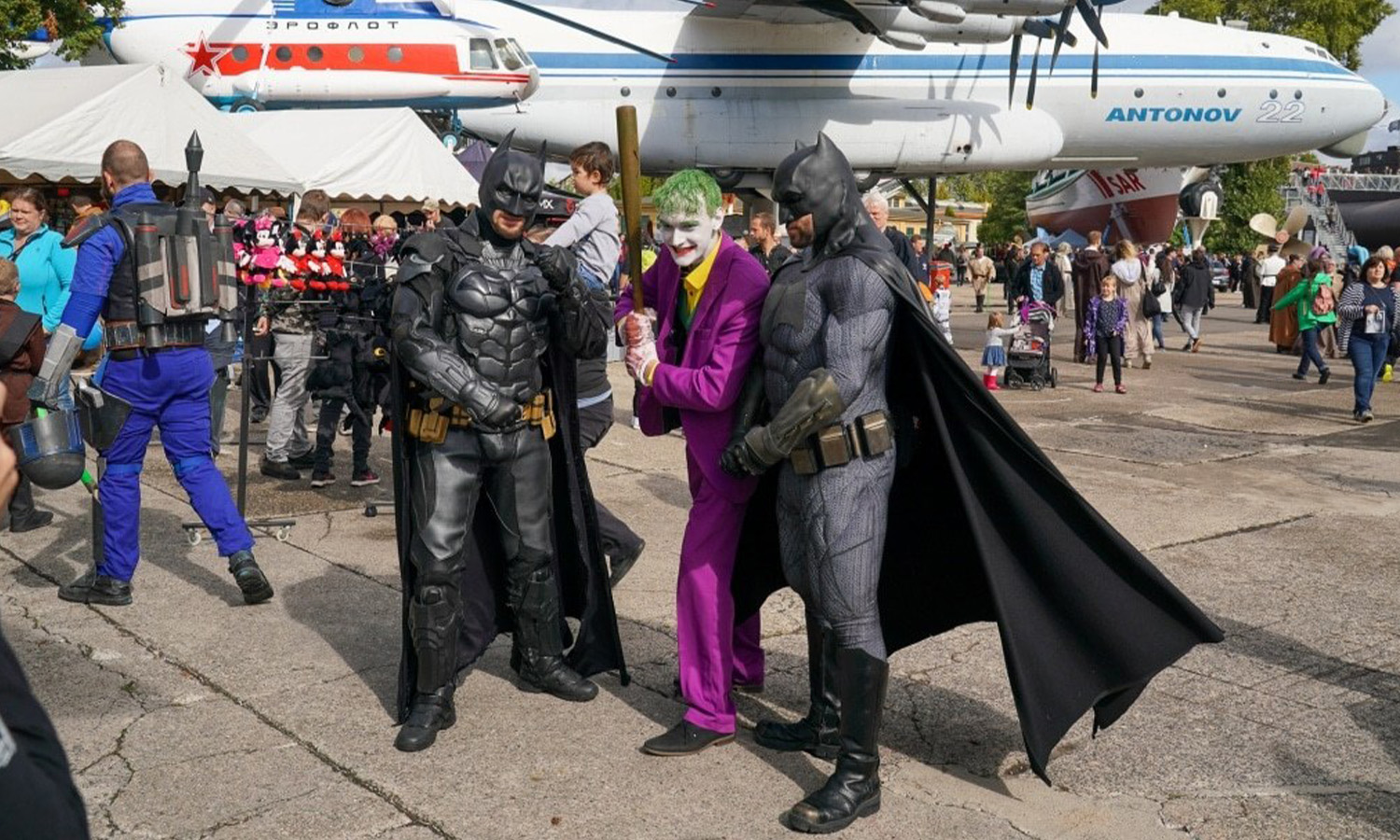Kostümierte Science-Fiction-Fans beim Science Fiction Treffen 2019 zwischen Raumfahrt-Exponaten im Technik Museum Speyer