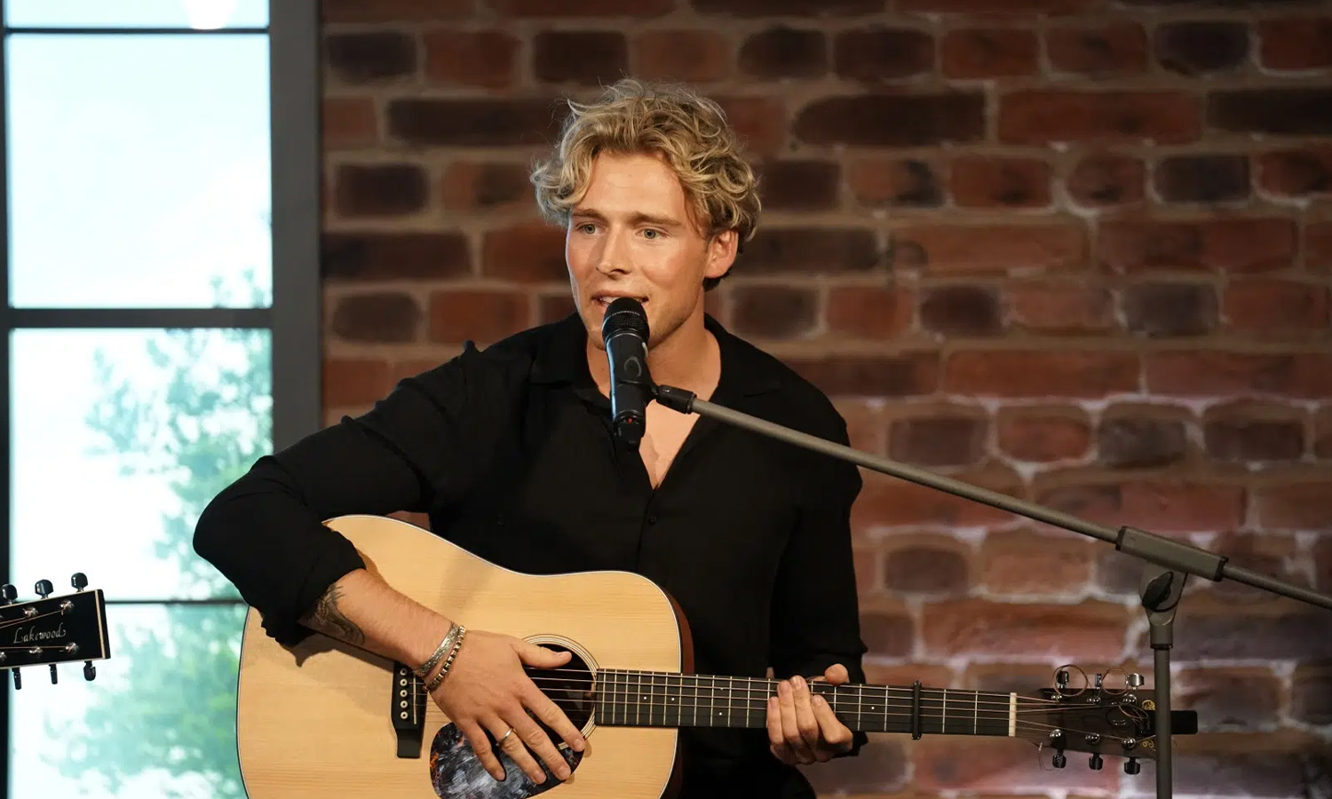 Christopher singt und spielt Akustikgitarre beim intimen RPR1. Wohnzimmerkonzert.