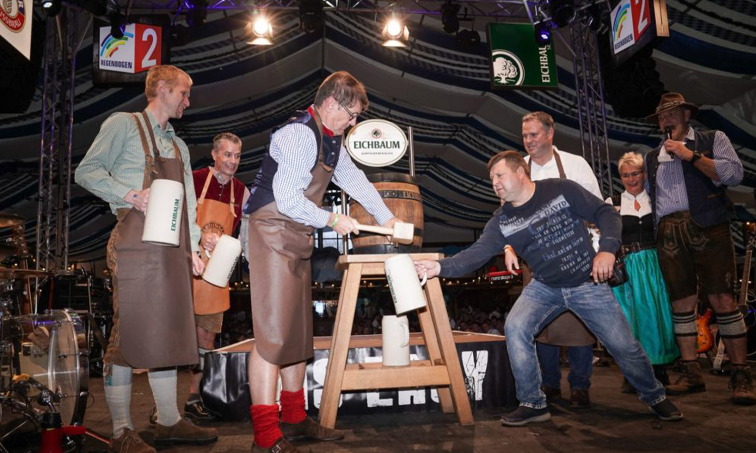 Ausgelassene Stimmung und feiernde Gäste in Dirndl und Lederhosen beim Mannheimer Oktoberfest.