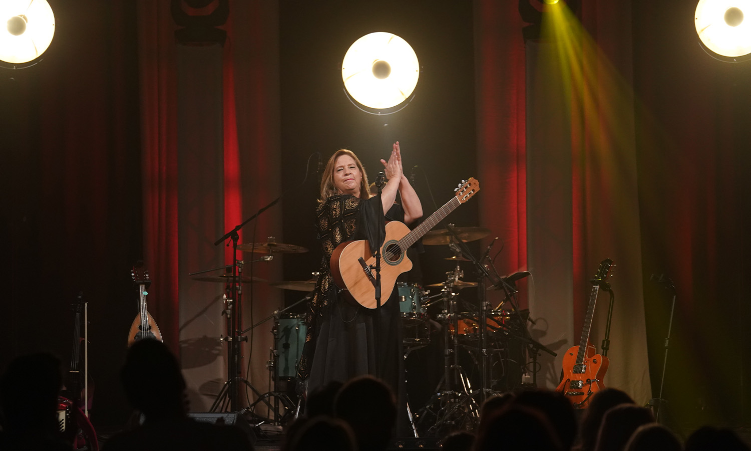 Kathy Kelly bei ihrem Solokonzert mit Band auf der Bühne des Capitol Mannheim