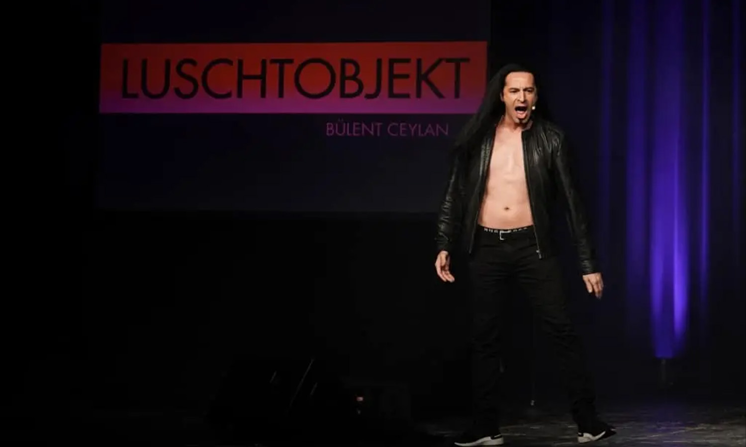 Comedian Bülent Ceylan performt live und gut gelaunt auf der Bühne im Capitol Mannheim während seiner Show Luschtobjekt.