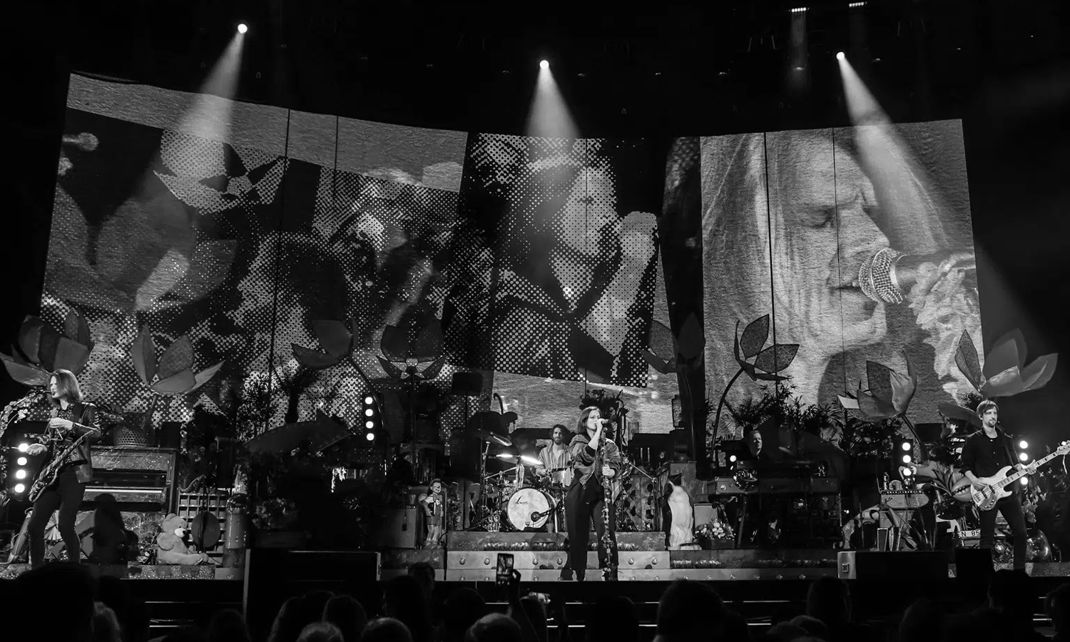 Stefanie Kloß von Silbermond singt voller Hingabe auf der Bühne in der SAP Arena Mannheim