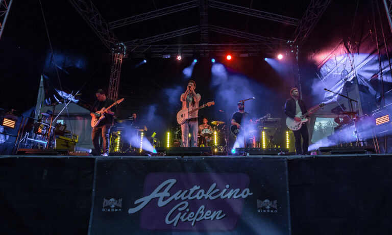 Revolverheld live beim Autokino-Konzert an der Hessenhalle Gießen 2020