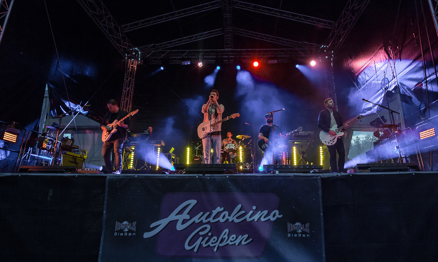Revolverheld live beim Autokino-Konzert an der Hessenhalle Gießen 2020