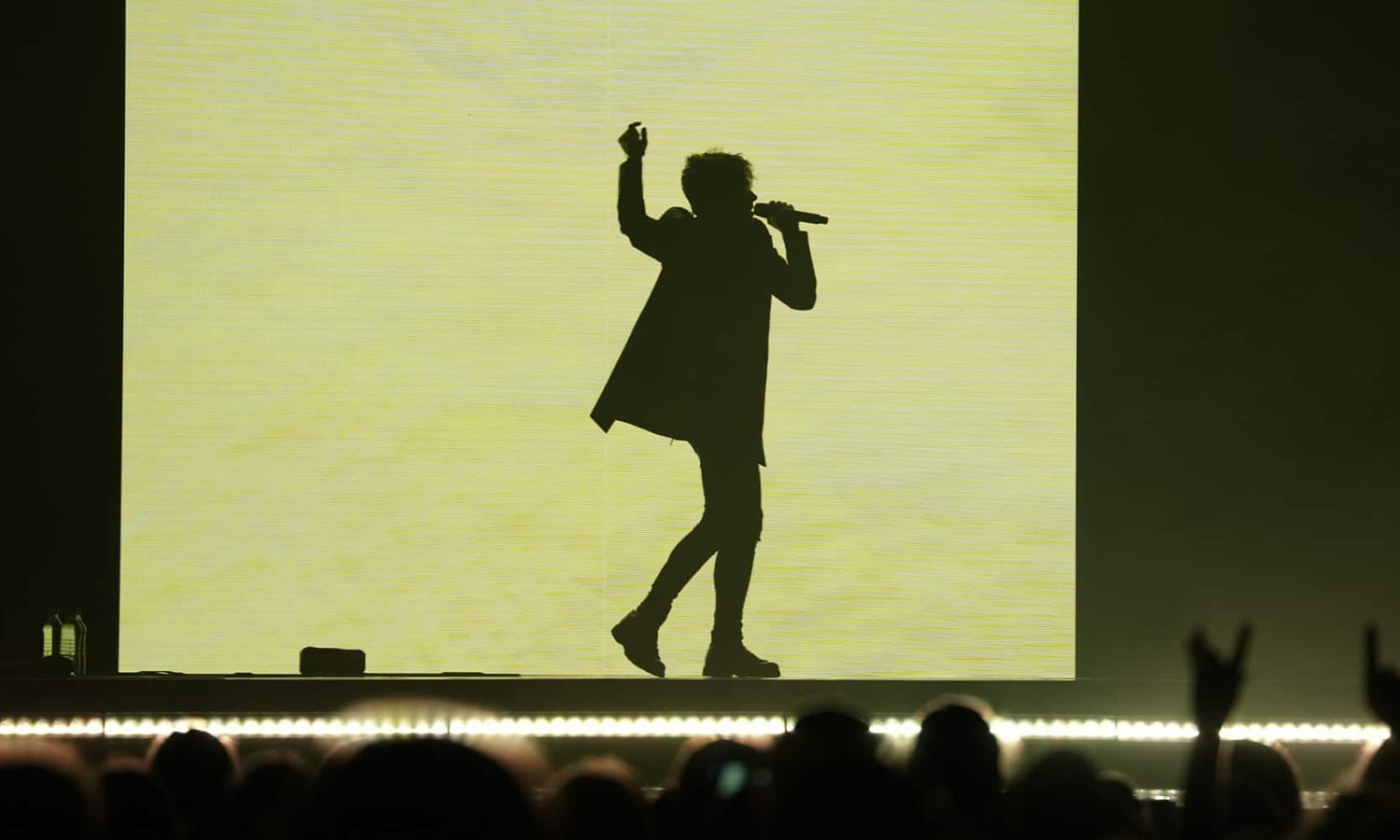 Sänger Michael Patrick Kelly performt hoch emotional auf der Bühne der SAP Arena in Mannheim während seiner B.O.A.T.S. Tour.