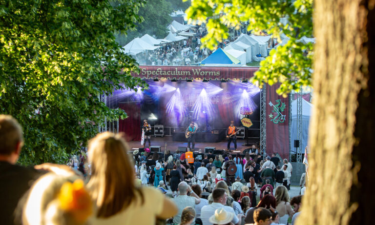 Mittelalterfest in Worms mit historischen Lagern, Gauklern, Marktständen und rund 30.000 Besuchern