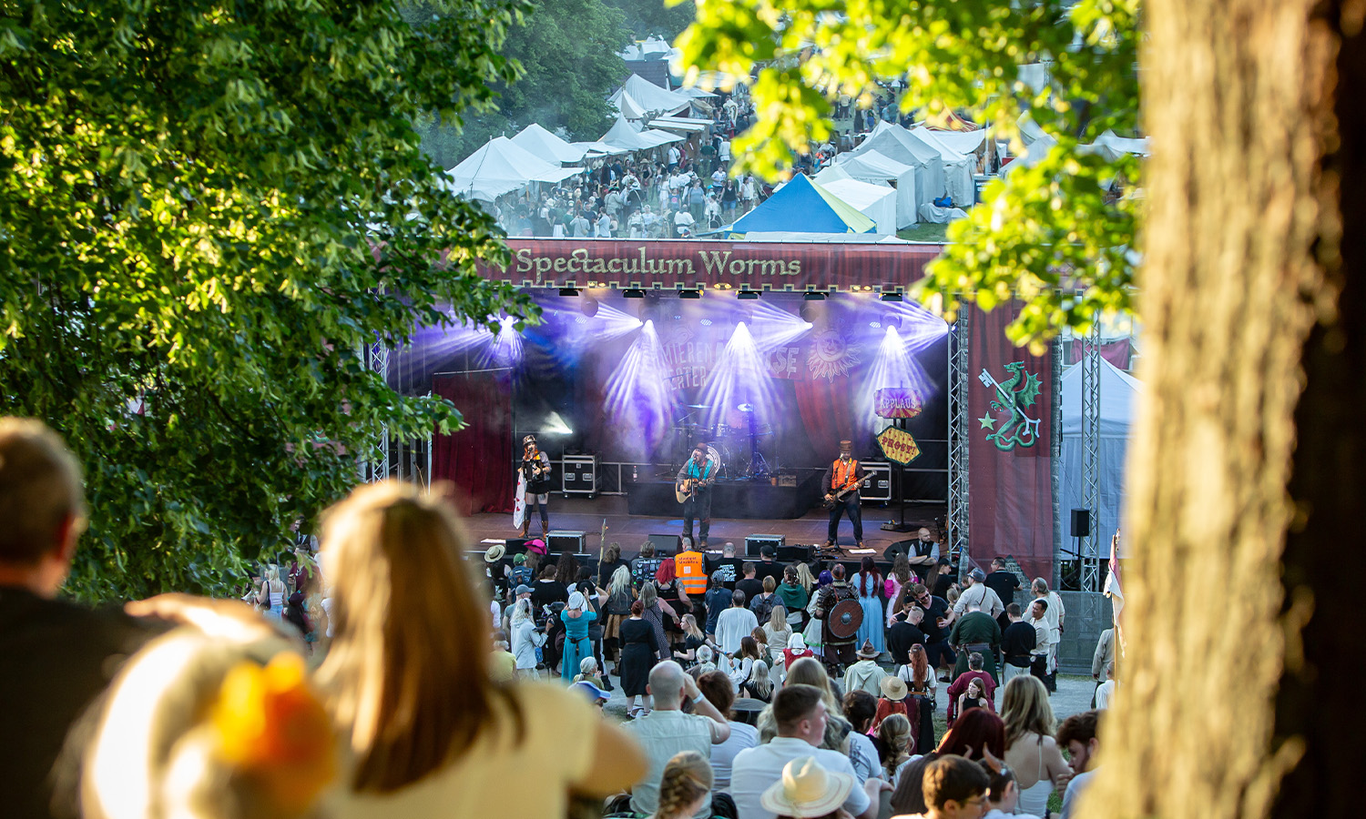 Mittelalterfest in Worms mit historischen Lagern, Gauklern, Marktständen und rund 30.000 Besuchern