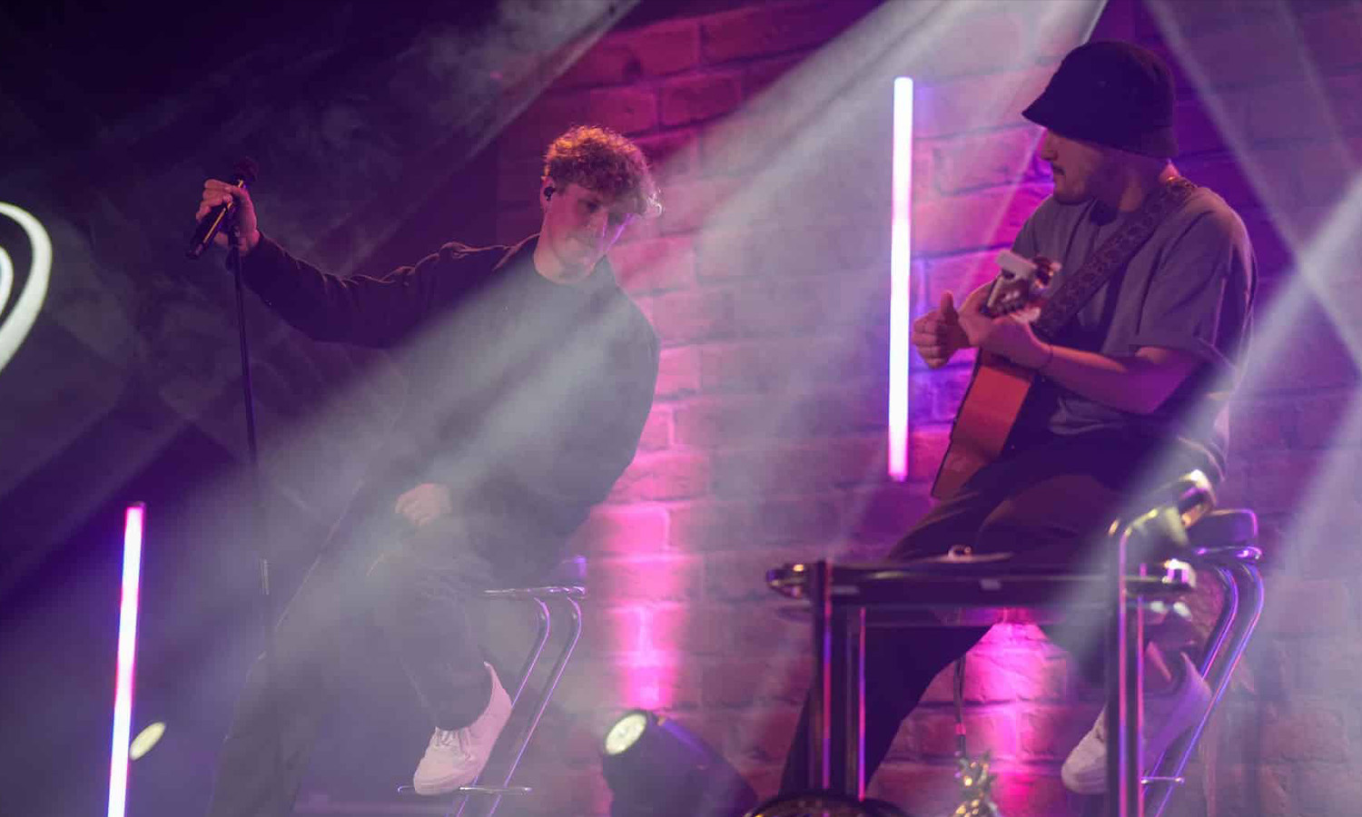 Tim Bendzko performt live mit seiner Akustikgitarre auf der Bühne in der Alm Landau.