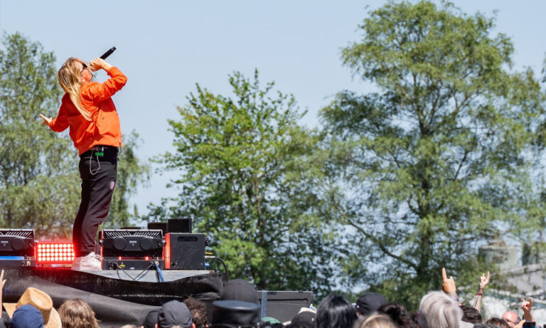 Eine begeisterte Menschenmenge vor der Hauptbühne des ausverkauften Summerside Festivals 2023 unter strahlendem Sonnenschein.