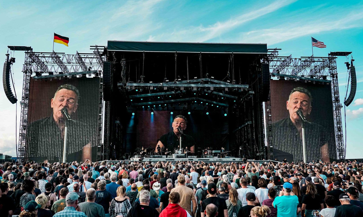 Rock-Legende Bruce Springsteen singt und spielt leidenschaftlich Gitarre auf der Bühne am Hockenheimring.