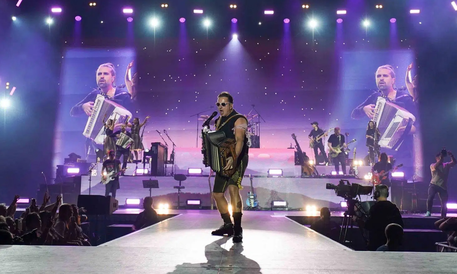 Andreas Gabalier live bei der Dirndl-Wahnsinn-Hulapalu-Tour 2023 in der SAP Arena Mannheim