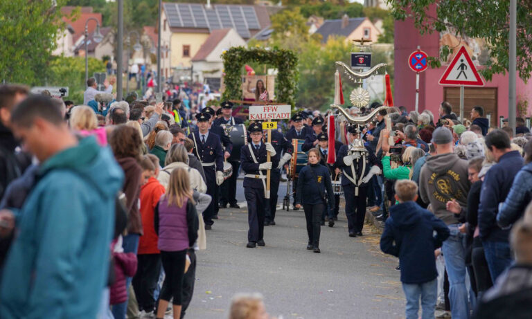 Festzug beim 81. Bockenheimer Winzerfest mit geschmückten Festwagen, Winzern, Musikgruppen und zahlreichen Besuchern