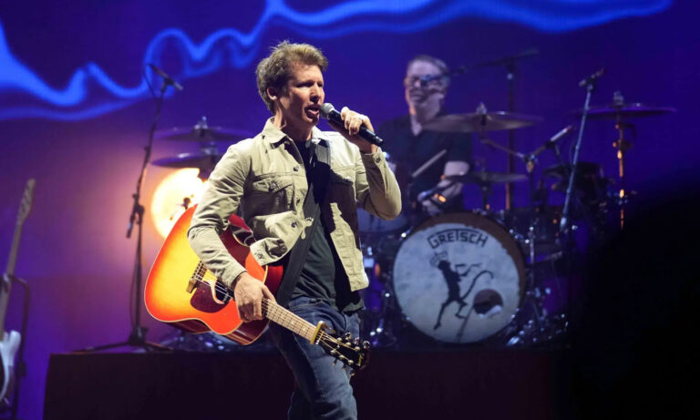 James Blunt bei seinem Konzert der Who We Used To Be Tour 2024 in der SAP Arena Mannheim