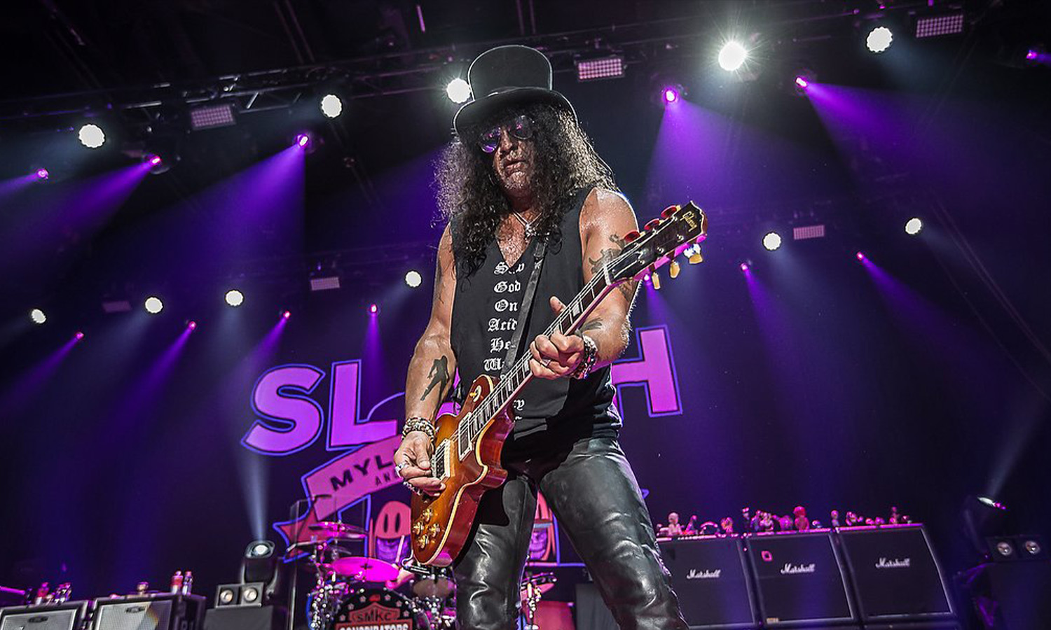Slash bei seinem Konzert mit Myles Kennedy and The Conspirators am 8. April 2024 in der Mitsubishi Electric Halle Düsseldorf