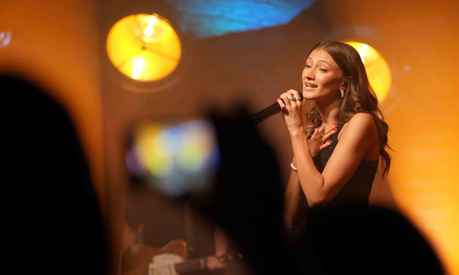 Leony performt strahlend und nahbar live auf der Bühne im Ingelheimer Winzerkeller.