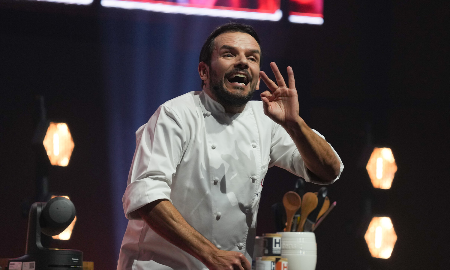 Steffen Henssler bei seiner Live-Kochshow Hensslers Schnelle Nummer am 16. Mai 2024 im Rosengarten Mannheim