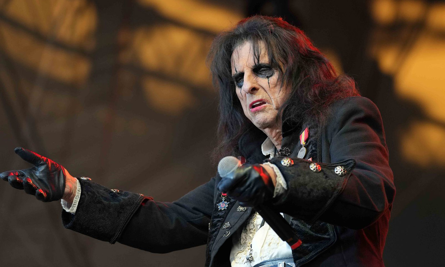 Alice Cooper in Butzbach bei seiner Schock-Rock-Show im historischen Schlosshof am 4. Juli 2024