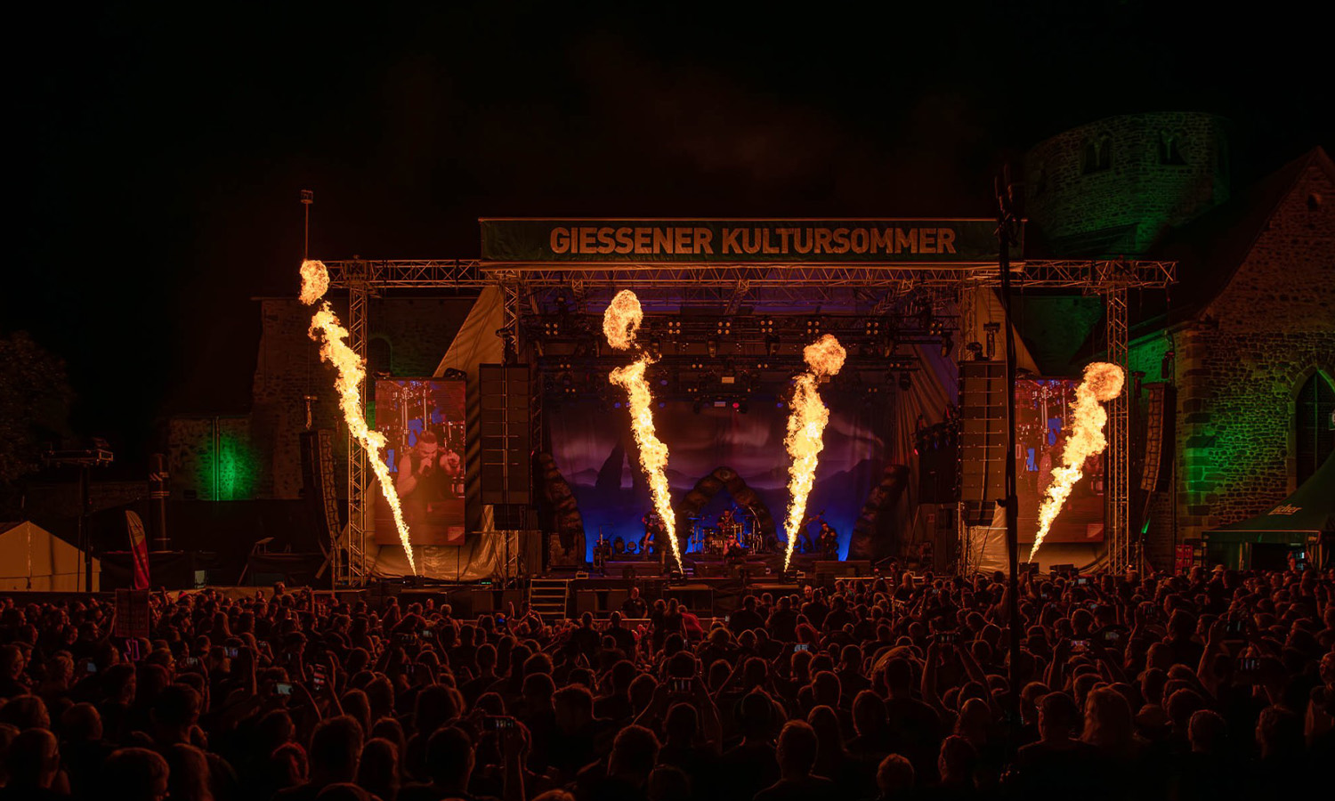 Saltatio Mortis in Gießen mit Pyro beim Kultursommer auf dem Schiffenberg