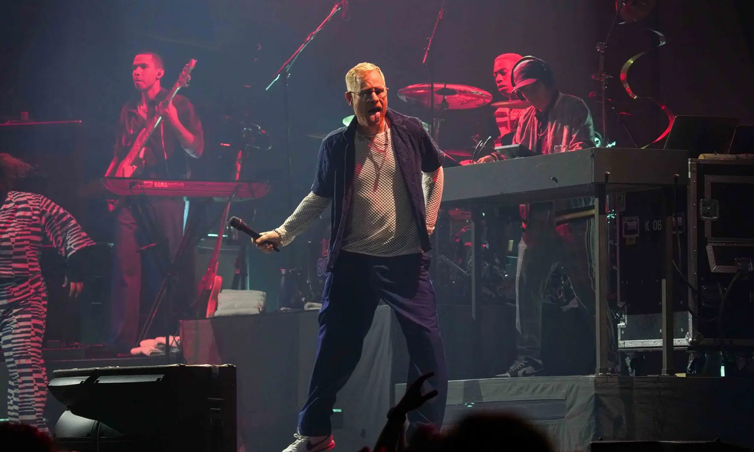 Peter Fox performt live und energiegeladen auf der Bühne während seiner LoveSongs-Tour in der SAP Arena Mannheim.