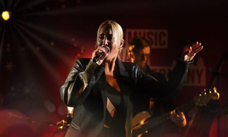 Sarah Connor live beim exklusiven Weihnachtskonzert im Fashion Outlet Zweibrücken mit emotionaler Bühnenperformance und begeistertem Publikum