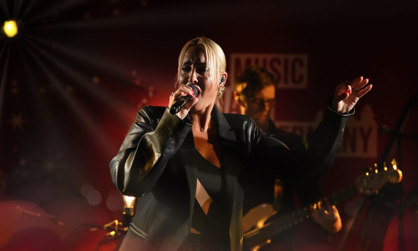 Sarah Connor live beim exklusiven Weihnachtskonzert im Fashion Outlet Zweibrücken mit emotionaler Bühnenperformance und begeistertem Publikum