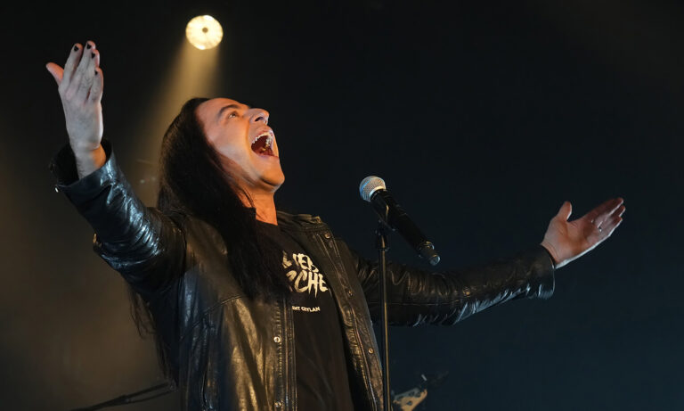Bülent Ceylan performt leidenschaftlich mit seiner Rockband live auf der Bühne im Maimarktclub Mannheim.