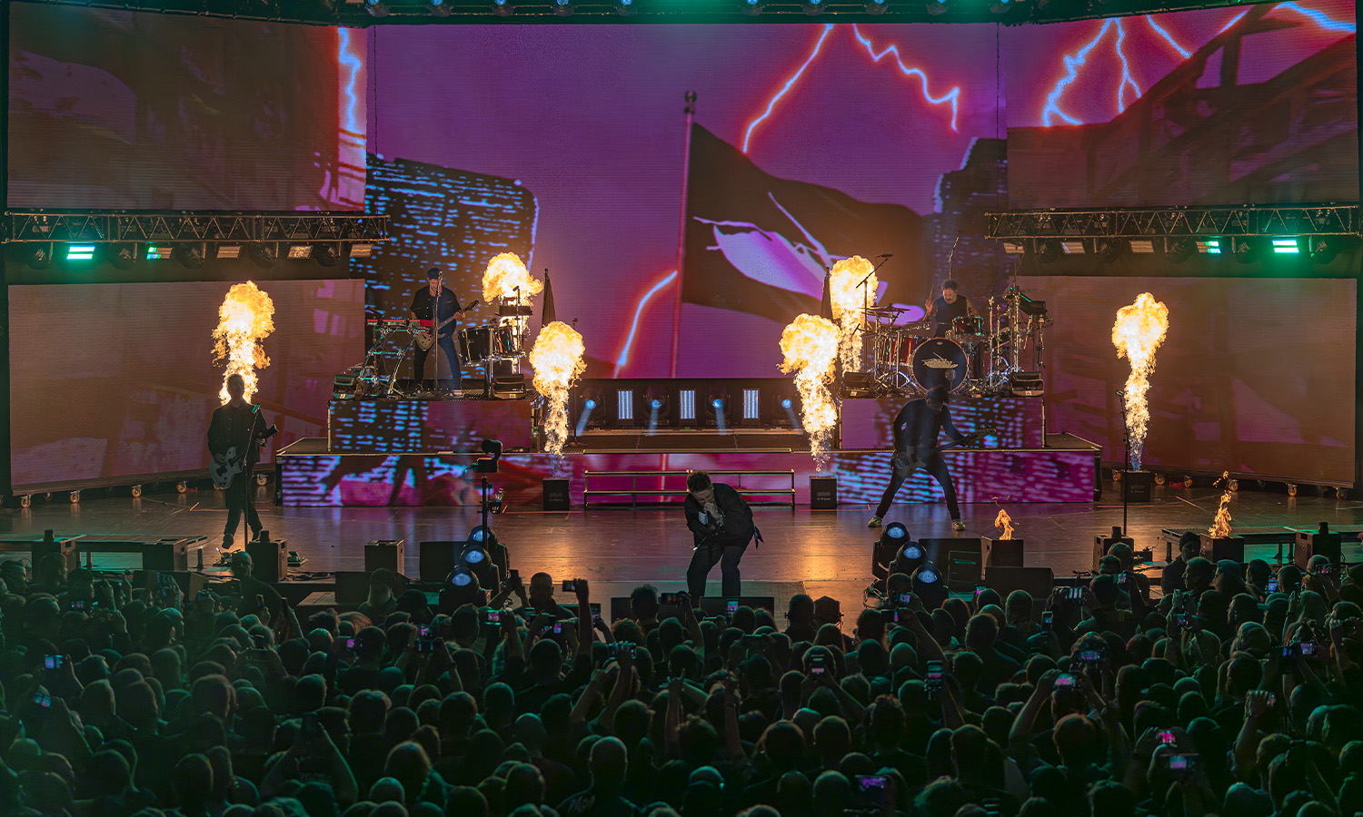 Papa Roach live auf der Bühne der Jahrhunderthalle Frankfurt während ihrer Europatour 2025