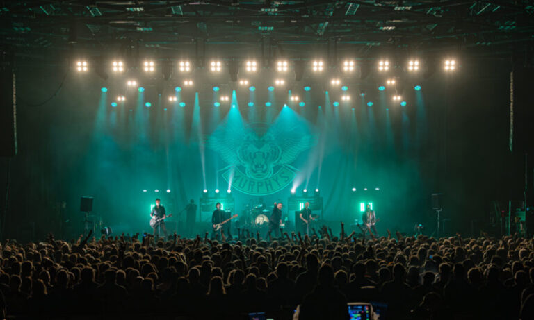 Dropkick Murphys live in der Mitsubishi Electric Halle Düsseldorf mit energiegeladener Folk-Punk-Show und begeisterten Fans
